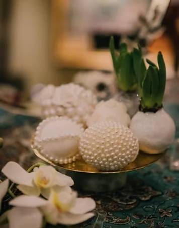 Sofreh-Aghd-Detail: mit Perlen verzierte Dekoration und weiße Orchideen