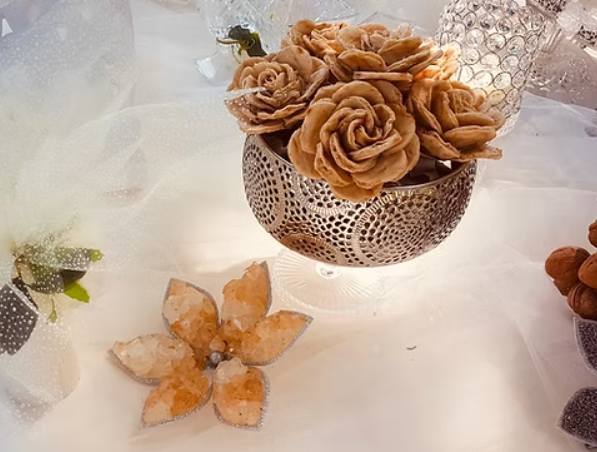 Sofreh-Aghd-Detail: Schale mit kunstvollen Blüten und Kristallblume